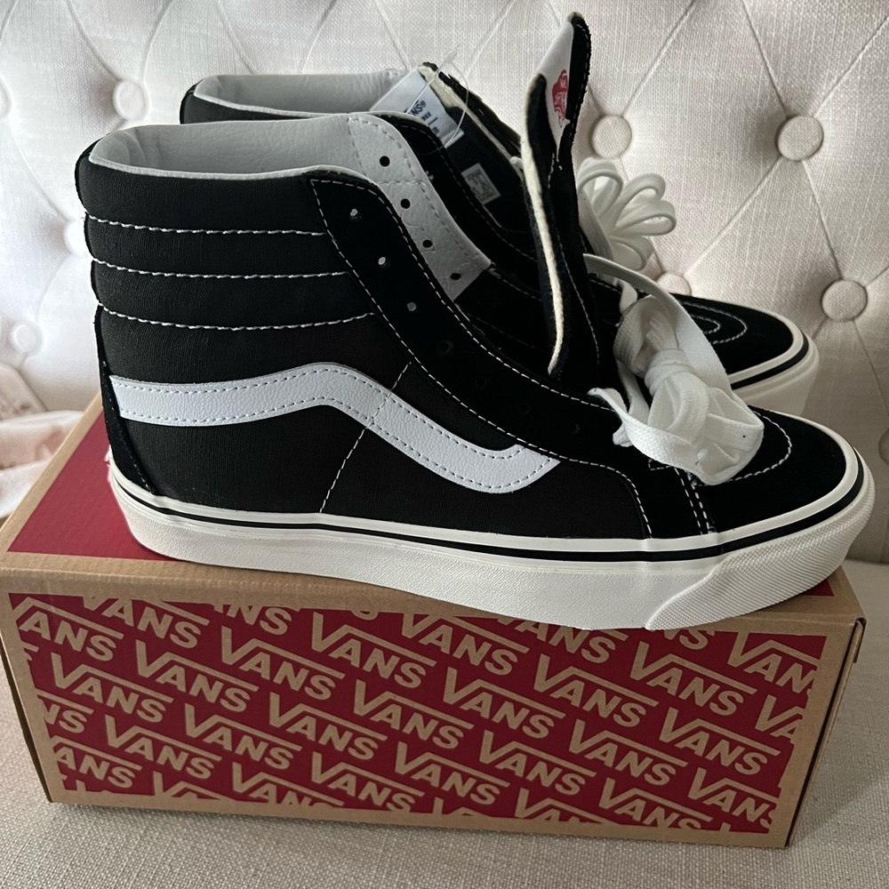 Vans High Tops New in Box Women’s 9